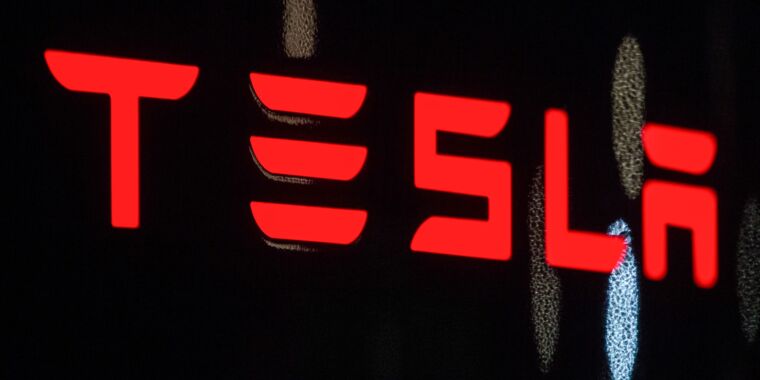 Tesla must face fraud suit for claiming its cars could fully drive themselves