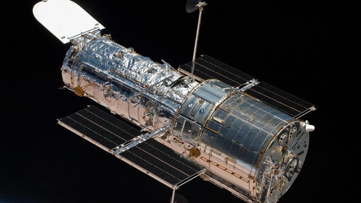 Hubble back in service after gyro scare—NASA still studying reboost ...