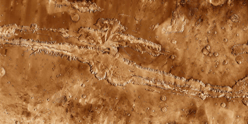 뉴욕시에서 로스앤젤레스까지 닿을 만큼 긴 화성 지각의 이 큰 균열은 Valles Marineris라고 불립니다.