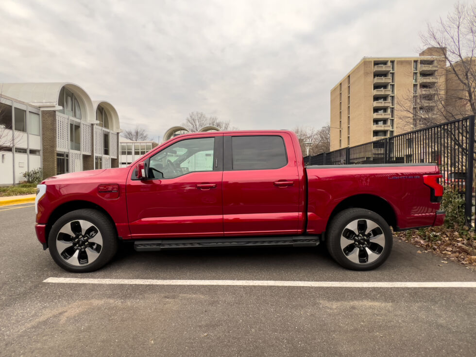 I'll be honest: I used neither bed nor frunk during the entire week. Groceries and cargo went on the back seat or the floor behind the driver's seat. Which made most of the F-150 Lightning's bulk superfluous to my needs.