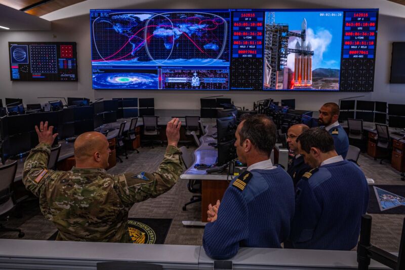 Una delegación de oficiales militares franceses visitó el Centro de Operaciones Espaciales Combinadas en 2022 en la Base de la Fuerza Espacial Vandenberg, California.