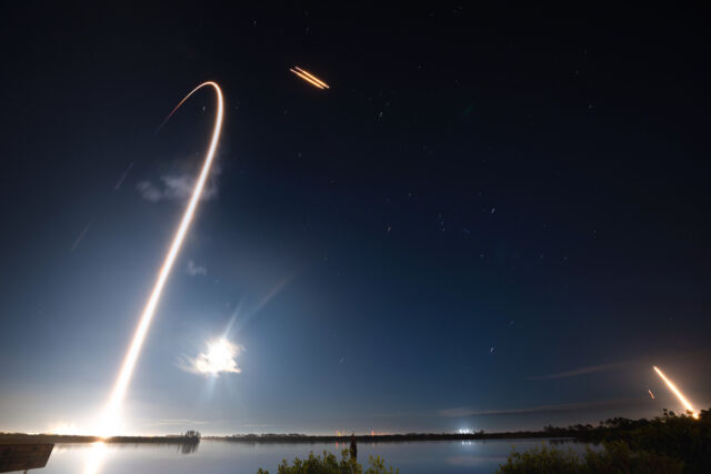Esta fotografía de larga exposición muestra un cohete Falcon Heavy de SpaceX volando hacia el espacio desde el Centro Espacial Kennedy de la NASA en Florida.  Unos minutos más tarde, los propulsores laterales del cohete regresaron a aterrizar en la Estación de la Fuerza Espacial de Cabo Cañaveral, a unos kilómetros de distancia.