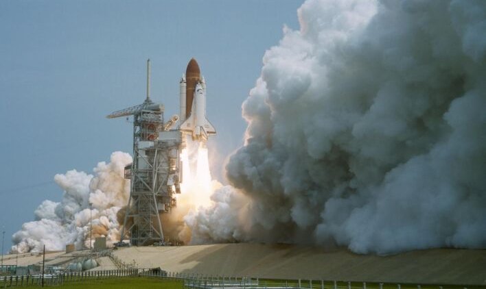 La misión STS-51-B comienza con el despegue del Challenger desde la plataforma 39A en abril de 1985.