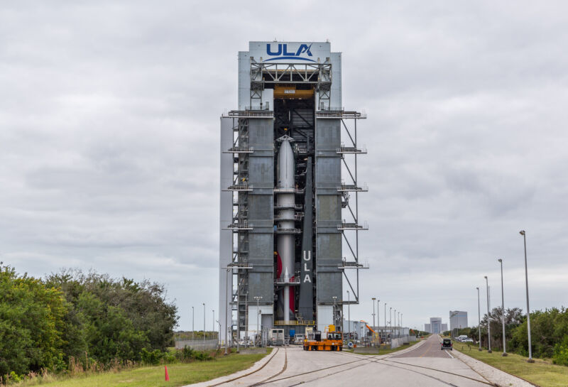 United Launch Alliance iza las cargas útiles de Certificación-1 sobre el cohete Vulcan en la Instalación de Integración Vertical adyacente al Complejo de Lanzamiento Espacial-41 en la Estación de la Fuerza Espacial de Cabo Cañaveral.