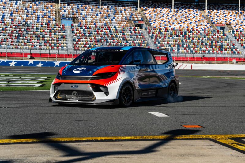 Ford Supervan 4.2 enciende sus neumáticos en el pitlane