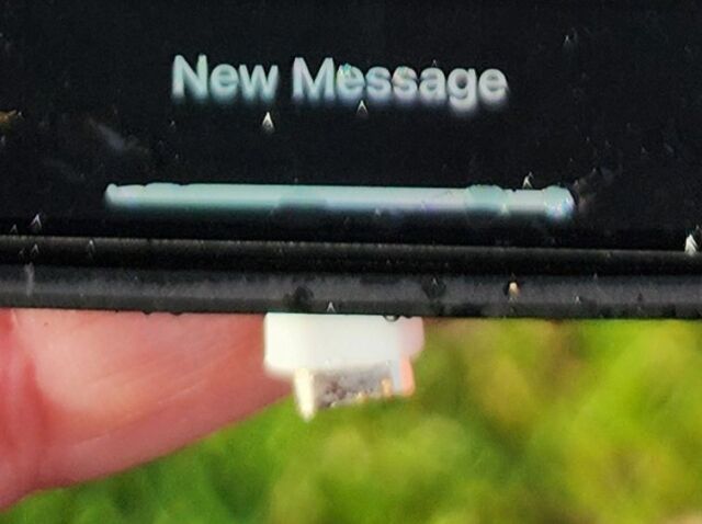 El iPhone que cayó del vuelo 1282 de Alaska Airlines tenía un conector de carga roto todavía conectado.