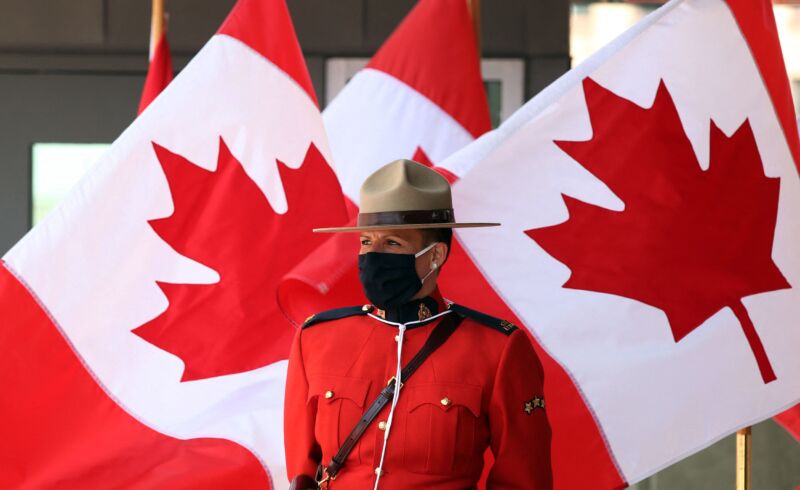 Un ofițer al Poliției Regale Canadei stă de pază în fața Senatului Canadei înainte de Discursul de la Tron din 23 septembrie 2020, la Ottawa.