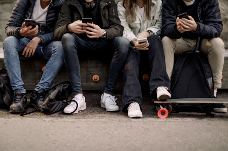 Facebook e Instagram bloquean a los adolescentes el acceso a contenido sensible, incluso de amigos