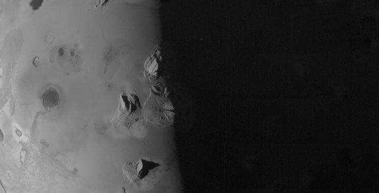 Juno faz o primeiro sobrevôo próximo da lua Io, coberta de vulcões