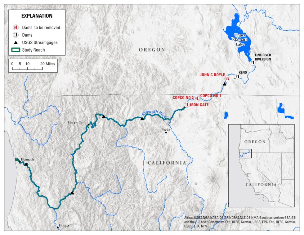Map showing the location of the Klamath River Basin, with the four dams set to be removed shown in red. 