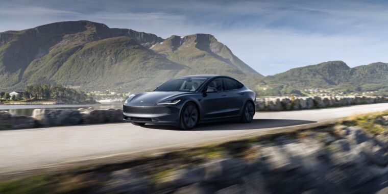 La berline Model 3 remaniée de Tesla est désormais en vente aux États-Unis