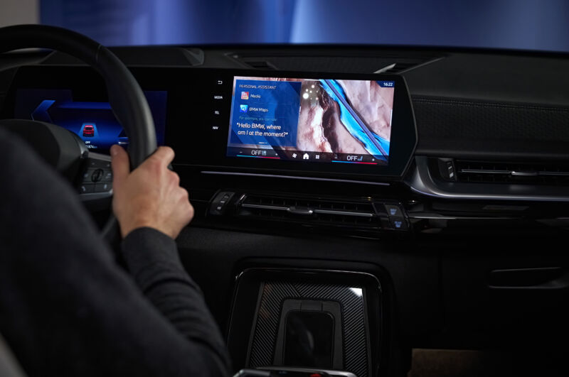 Una pantalla de infoentretenimiento de BMW que sugiere al conductor preguntar al sistema 