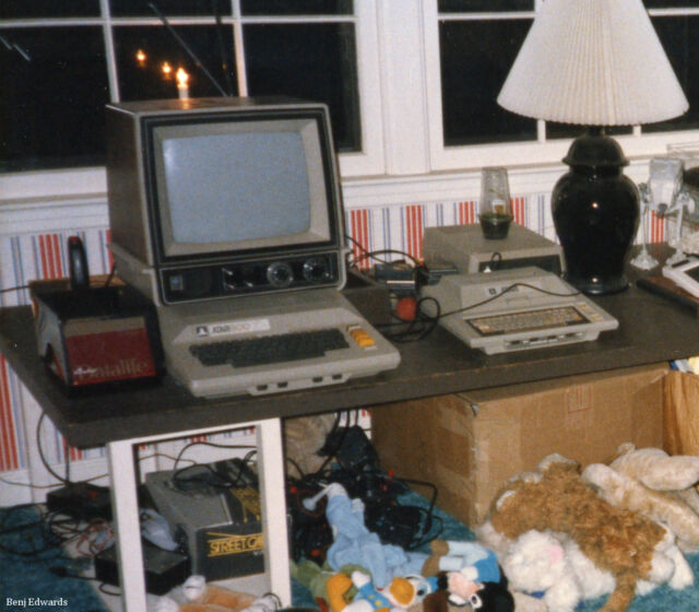 Una foto de la familia Atari 800 y Atari 400 de Benj Edwards en la habitación de su hermano, Navidad de 1985.
