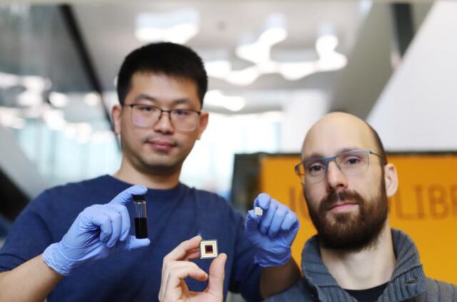 Yongjie Wang (BIST) and Julian Schreyer (QURV) hold a sample solution of quantum dots, a SWIR photodetector, and an image sensor.