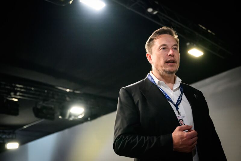 Elon Musk habla con periodistas en una conferencia.