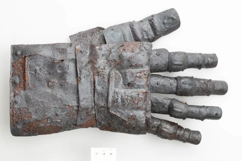 Los arqueólogos descubren un guante medieval intacto en el castillo de Kyburg
