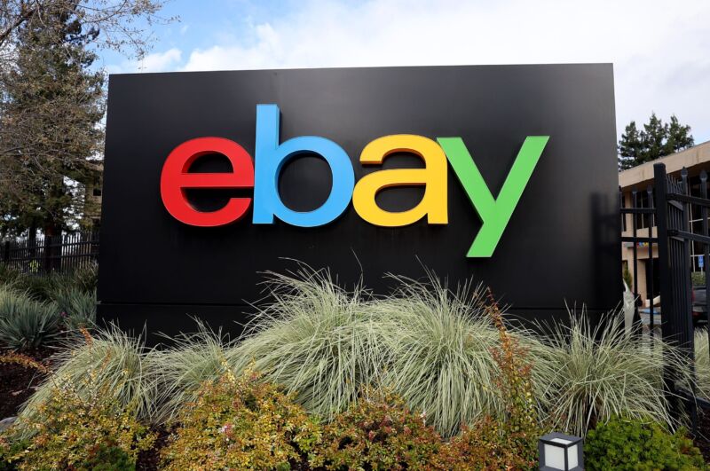 Un gran logotipo de eBay en un cartel cerca del edificio de la sede de la empresa.