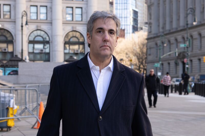 Michael Cohen fotografiado afuera mientras caminaba hacia un juzgado.