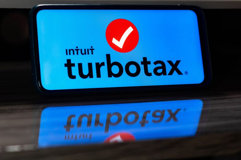 El logotipo de Intuit TurboTax mostrado en la pantalla de un teléfono inteligente.