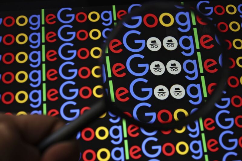 Se muestran varios logotipos de Google en la pantalla de una computadora.  Una lupa muestra un primer plano de algunos de los logotipos que incluyen el icono del modo de navegación incógnito de Google Chrome.