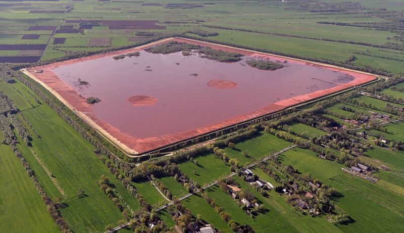 Imagen de un paisaje predominantemente verde con una gran área cuadrada de color rojo en el centro.