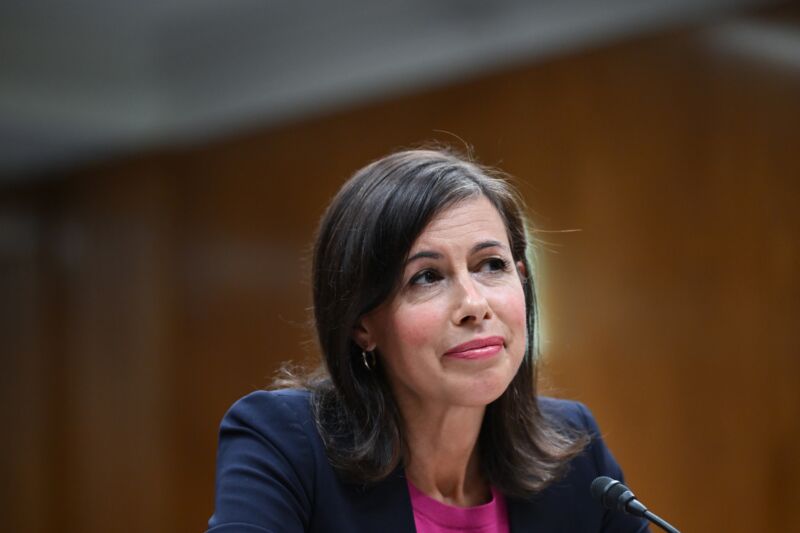 La presidenta de la FCC, Jessica Rosenworcel, sentada en una mesa frente a un micrófono en una audiencia del subcomité del Senado.