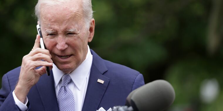 Robocall con la voz artificial de Joe Biden les dice a los demócratas que no voten