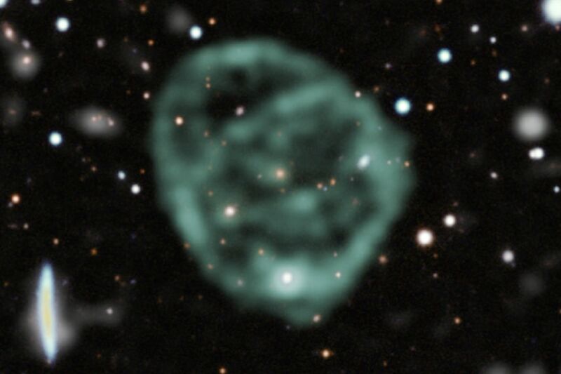 Los extraños círculos de radio, como el ORC 1 que se muestra arriba, son lo suficientemente grandes como para contener galaxias en sus centros y alcanzar cientos de miles de años luz de diámetro.