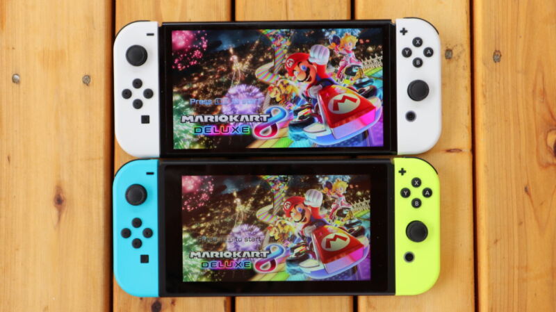 The 7" screen of the Switch OLED (top) seen next to the 6.2" screen of the original Switch.