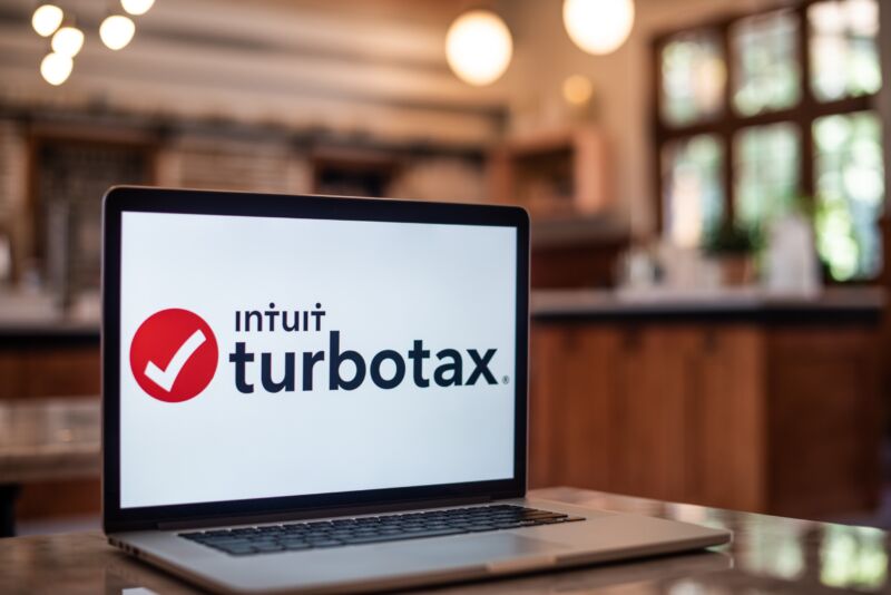 La pantalla de una computadora portátil muestra el logotipo de Intuit TurboTax.