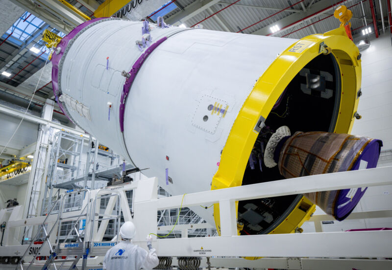 El escenario superior del primer vehículo de vuelo Ariane 6 se ve dentro de su fábrica en Bremen, Alemania.  En esta imagen se puede ver el motor Vinci alimentado por hidrógeno de la etapa superior.
