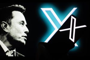 一张埃隆·马斯克与X（原名推特）标志并排的照片