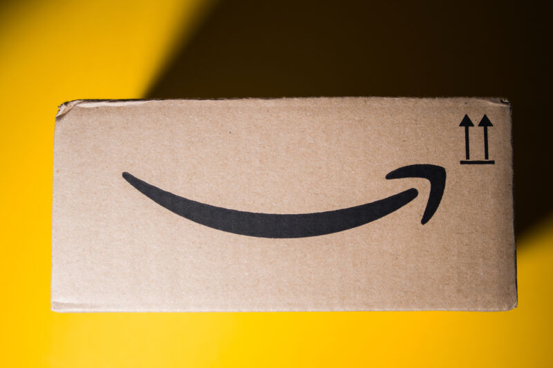 Amazon oculta artículos más baratos con entregas más rápidas, alega demanda