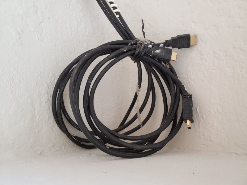 HDMI-kabels, vastgebonden en bedekt met stof