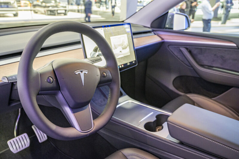 Un volante y un tablero de instrumentos del Tesla Model Y