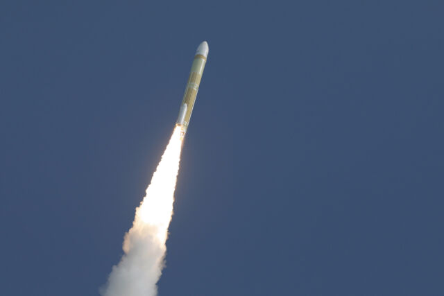 Dos propulsores de cohetes sólidos y dos motores LE-9 alimentados con hidrógeno impulsaron el cohete H3 hacia el cielo sobre la isla de Tanegashima, Japón. 