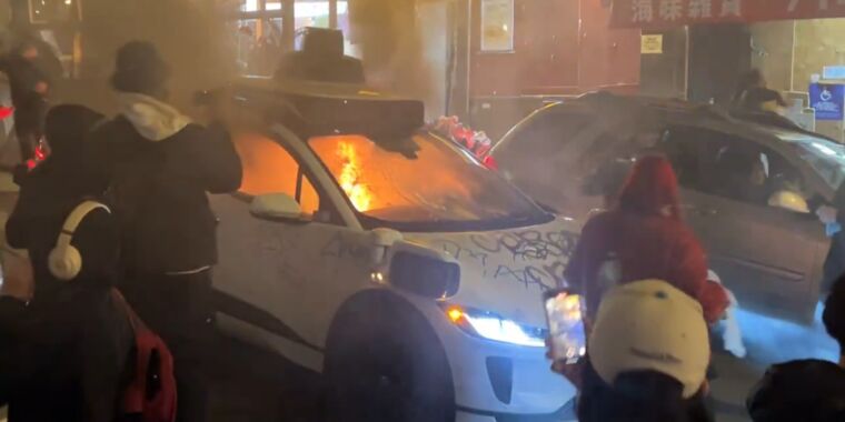 Mob sets Waymo car ablaze in San Francisco