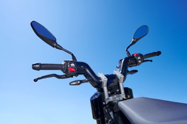 The CE 02's handlebars and controls. 