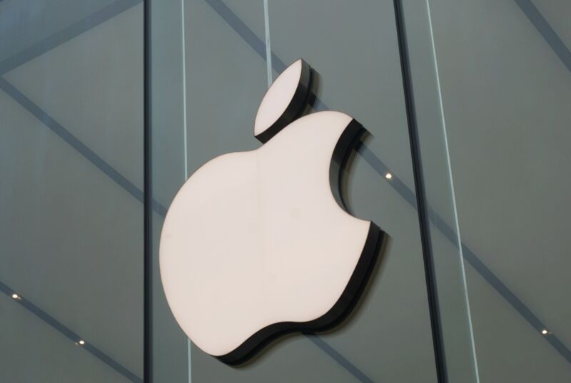 Un gran logotipo de Apple visto en el exterior de una Apple Store.