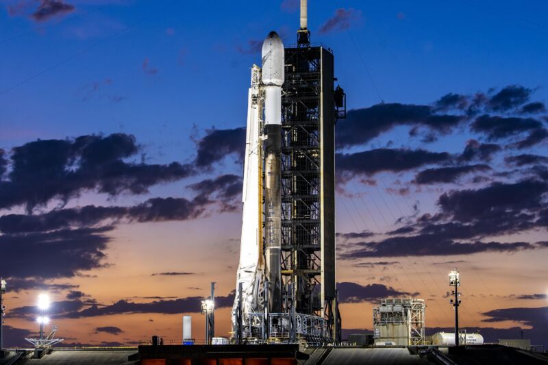 Se ve un cohete Falcon 9 con un módulo de aterrizaje Nova C escondido en su carenado de carga útil.
