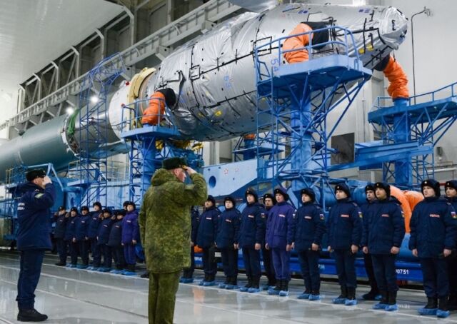 Las tropas rusas en el cosmódromo de Plesetsk, en el extremo norte de Rusia, se preparan para el lanzamiento de un cohete Soyuz con el satélite Kosmos 2575 en febrero.