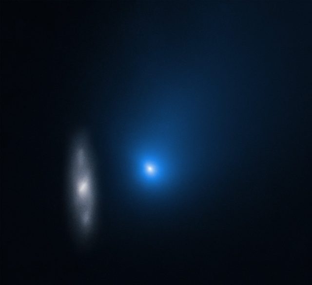 2I/Borisov apare ca un punct albastru neclar în fața unei galaxii spirale îndepărtate (stânga) în această imagine din noiembrie 2019 realizată de telescopul spațial Hubble când obiectul se afla la aproximativ 200 de milioane de mile de Pământ.