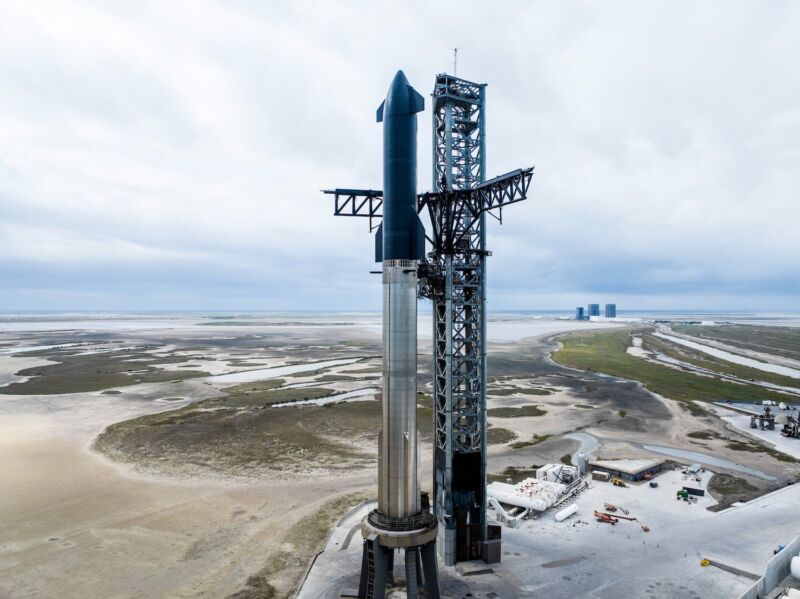 El cohete Starship completamente apilado de SpaceX y el propulsor Super Heavy en una plataforma de lanzamiento en el sur de Texas.