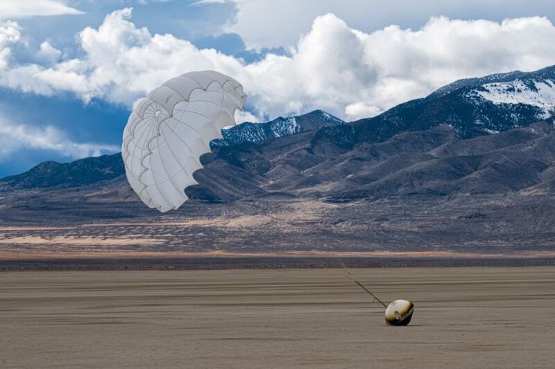 La cápsula de reentrada de Varda poco después de aterrizar en el campo de entrenamiento y pruebas de Utah.