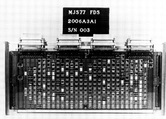 Gambar pindaian komputer Subsistem Data Penerbangan era 1970-an di pesawat ruang angkasa Voyager milik NASA.