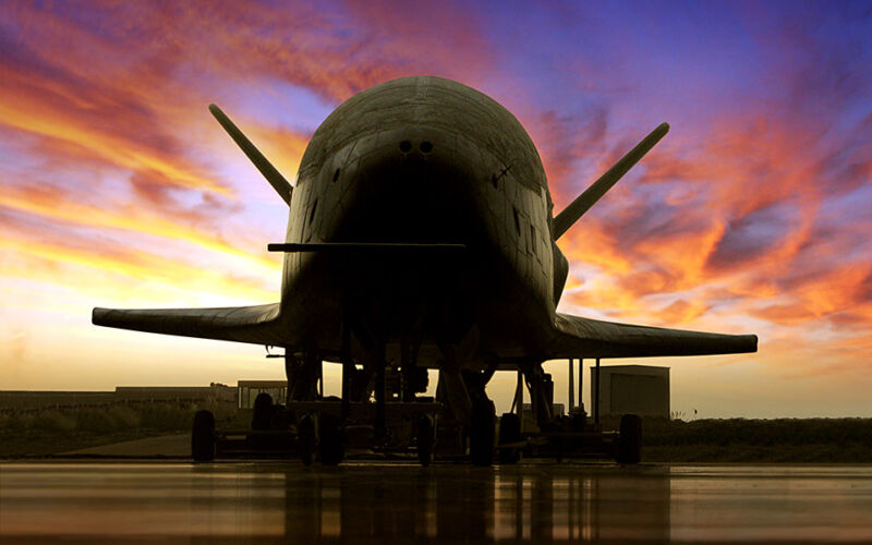 Foto de archivo de un avión espacial X-37B.