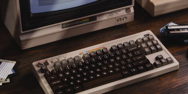 $100 8BitDo безжична механична клавиатура е почит към Commodore 64