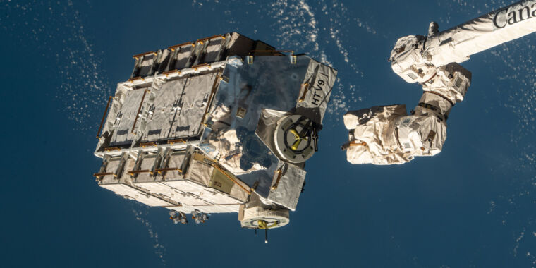 Um grande pedaço de lixo da Estação Espacial Internacional volta para a Terra