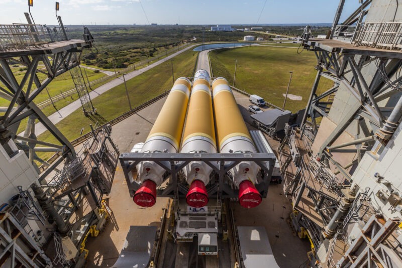 El último cohete pesado Delta IV de United Launch Alliance, visto aquí en diciembre cuando los equipos de tierra lo llevaron a la plataforma de lanzamiento en la Estación de la Fuerza Espacial de Cabo Cañaveral, Florida.