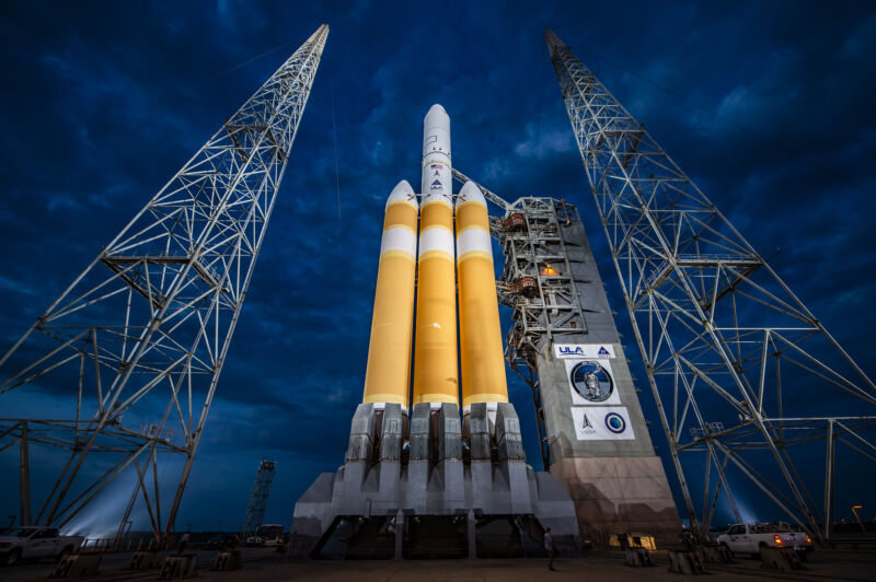 El último cohete Delta IV Heavy se ve en la plataforma de lanzamiento en Florida.